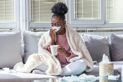 Posso tomar a vacina da gripe ou Covid gripado? Especialista responde