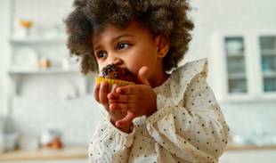 Criança pode comer chocolate? Entenda a idade mínima recomendada