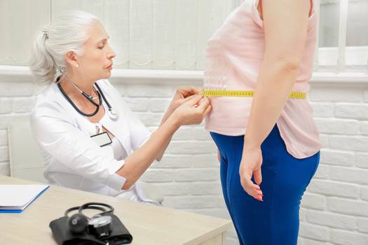 Gordura abdominal aumenta risco de demência mesmo em quem tem peso normal