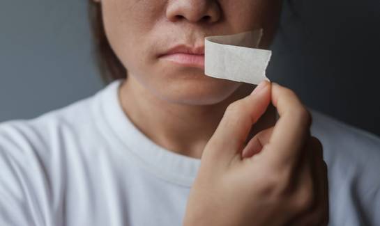 Mouth Taping: Médica comenta riscos de tapar a boca para dormir