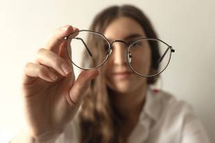 Não usar óculos de grau piora a visão?