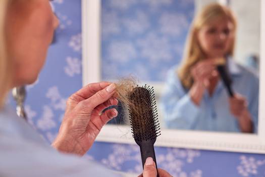 Queda de cabelo na menopausa: causas, como prevenir e tratar
