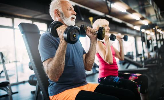Musculação para idosos: saiba se prática é indicada na terceira idade