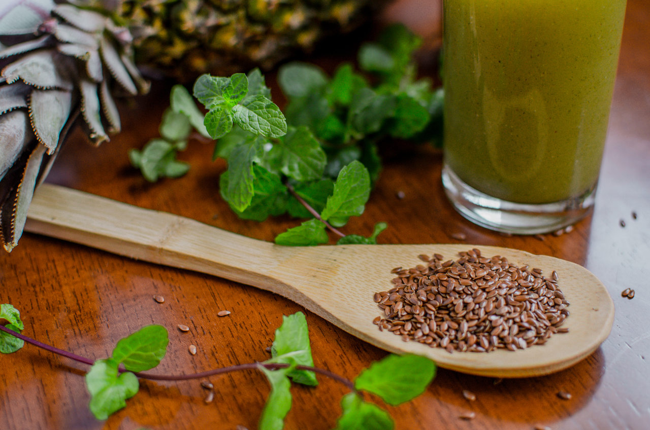 Suco de abacaxi com linhaça emagrece? Conheça a bebida