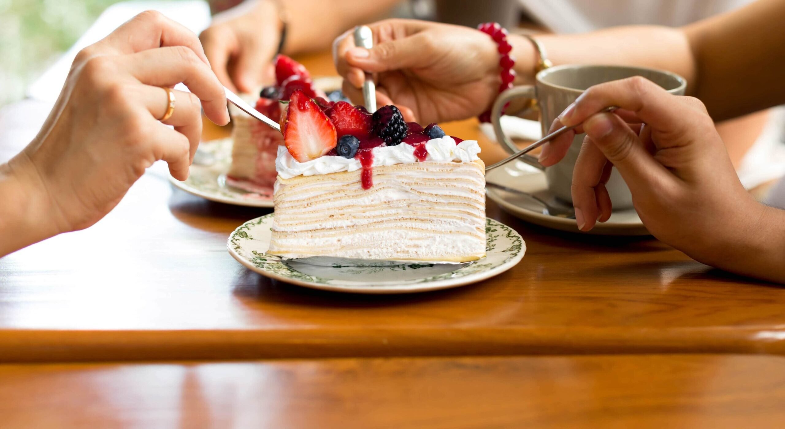 Держите в руках сладкое. Поедание торта. Кушает тортик. Кушать торт. Человек за столом с тортом.