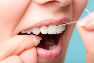 Como usar o fio dental da forma correta?