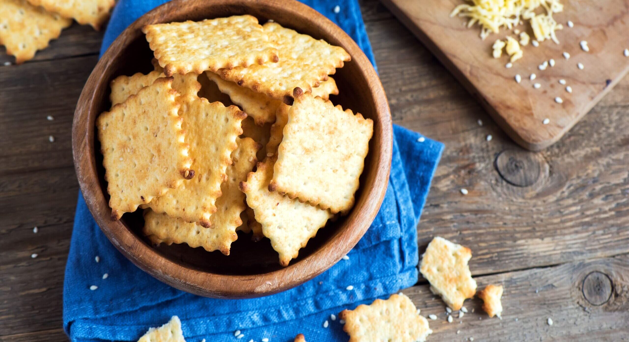 Como é feita a bolacha de água e sal? Saiba se vale a pena consumir