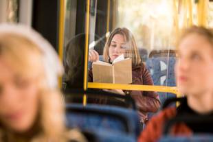 Ler no ônibus ou carro faz mal para a visão?