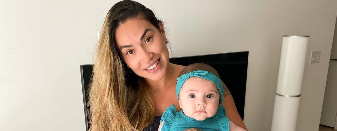 Tendinite: Dani Bolina revela problema por carregar filha de 6 meses