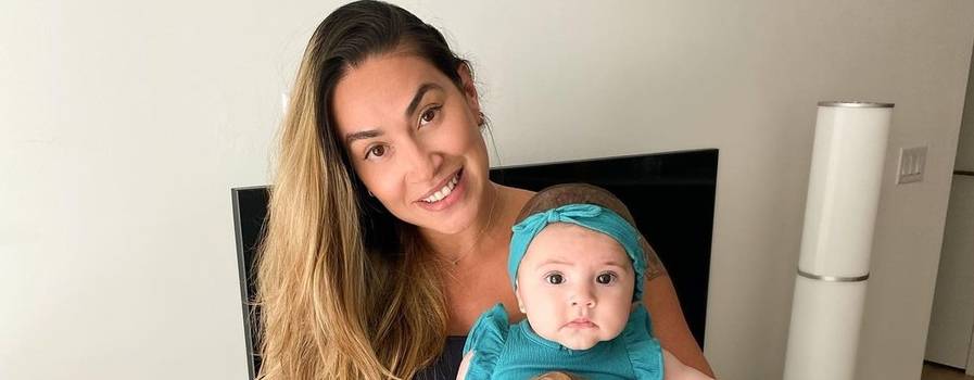 Tendinite: Dani Bolina revela problema por carregar filha de 6 meses