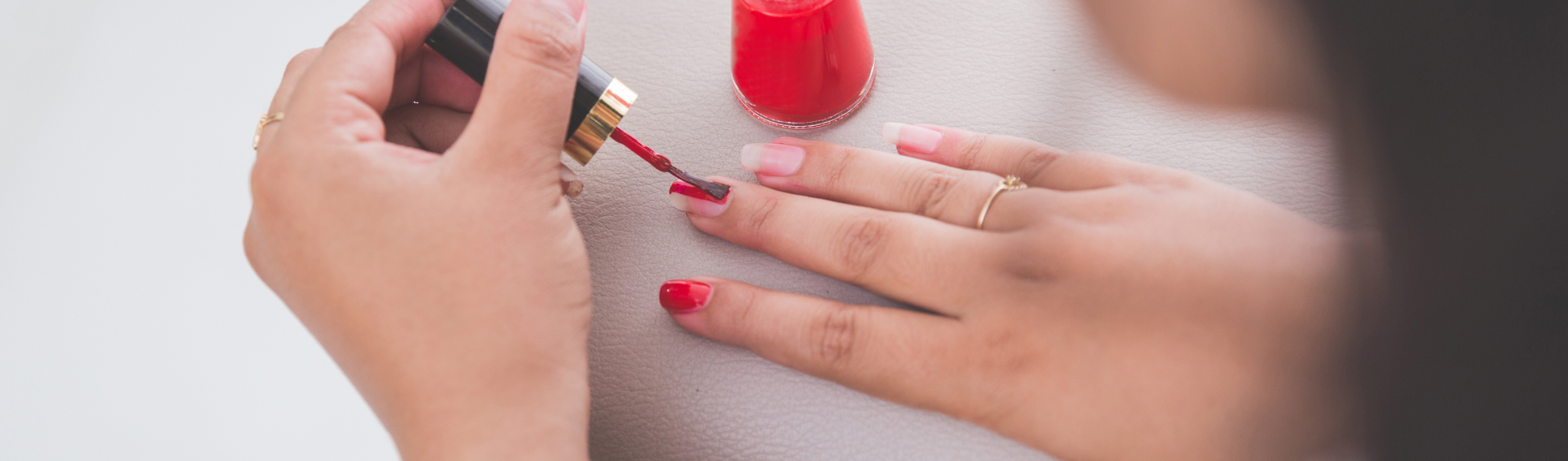 Unha manchada por esmalte: porque acontece, riscos e como evitar