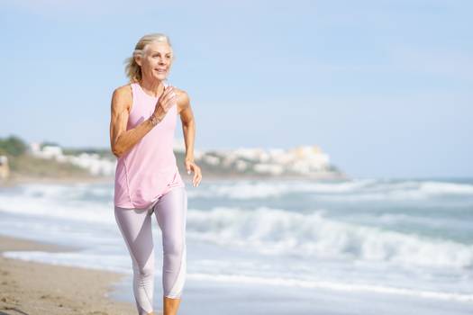 Vitamina D e menopausa: confira os benefícios do nutriente nessa fase