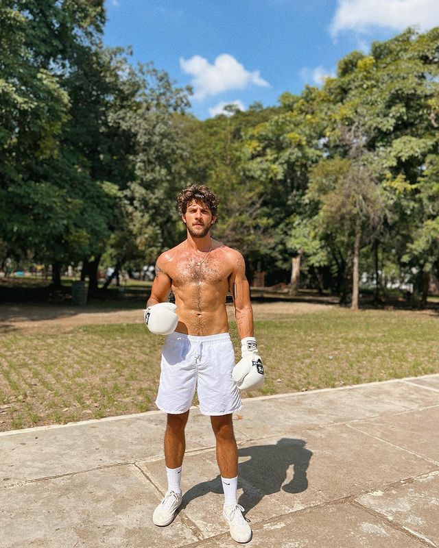 Rotina de treinos do Chay Suede; ator ganhou 15 kg em 5 anos