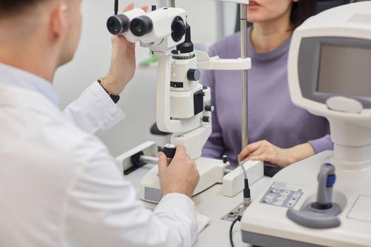 Astigmatismo: conheça os sinais e tratamento além dos óculos