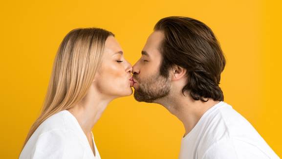 Beijar alguém com barba é perigoso para sua pele? Veja se há riscos