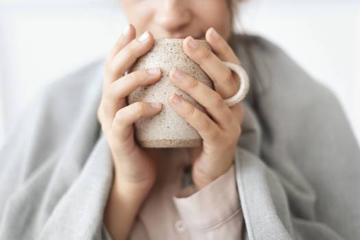 Beber chá preto ou café ajuda a reduzir risco de morte, dizem estudos