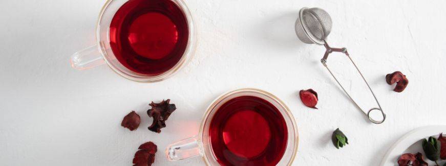 Estudo aponta que chá de hibisco pode ajudar a baixar pressão arterial