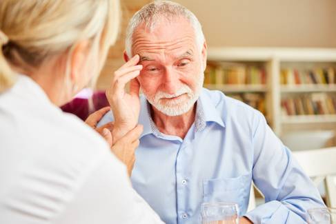 Doença de Alzheimer: o que é, sintomas, causas, tratamento e mais