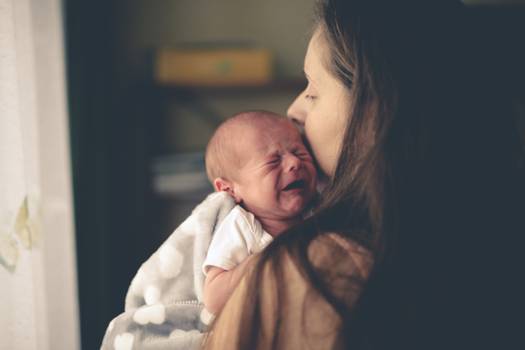 “Meu bebê não para de chorar”: ciência revela a melhor maneira de acalmá-lo
