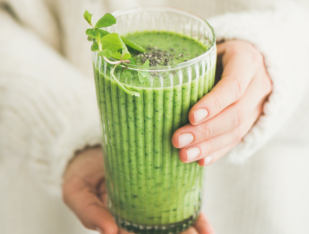 Suco de salsão com gengibre emagrece? Conheça a bebida