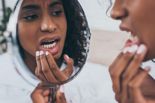 O que é bom para dor de dente? Saiba o que fazer e as possíveis causas