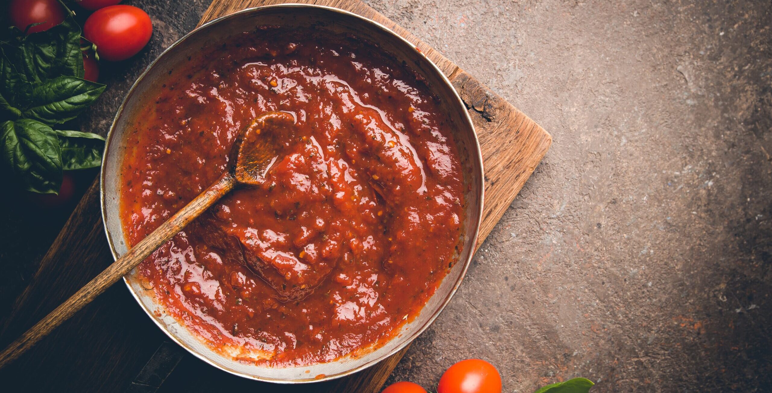 Como fazer molho de tomate? Aprenda versão caseira simples e saudável