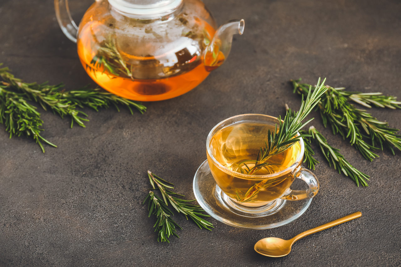 Chá de alecrim com gengibre emagrece? Conheça a bebida