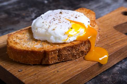 Comer ovo com a gema mole causa riscos à saúde?
