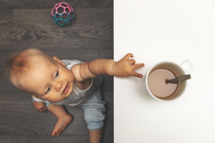 Criança pode beber café? Pediatras alertam sobre a bebida