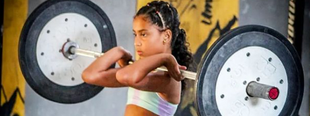Crianças no crossfit: menina de 10 anos ergue peso maior que ela