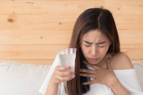 Disfagia: o que causa a dificuldade para engolir líquidos e alimentos?
