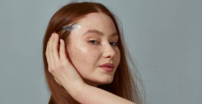 Face taping: usar fitas adesivas no rosto diminui as rugas?