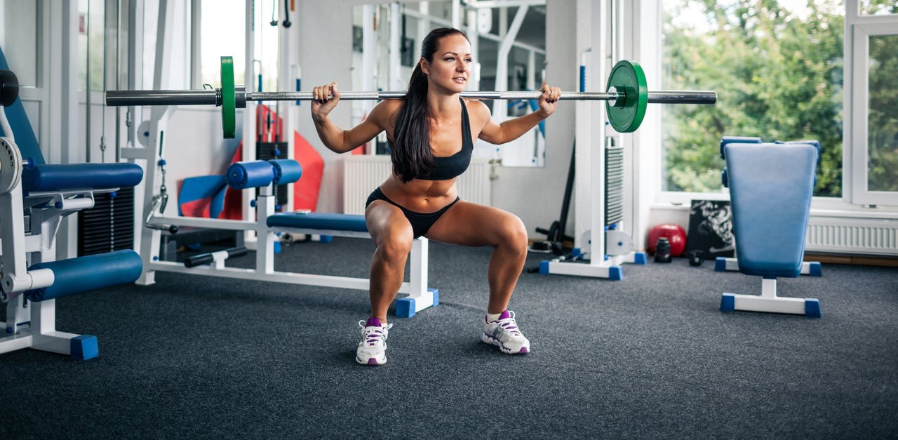 Agachamento no smith ou livre: qual é melhor?