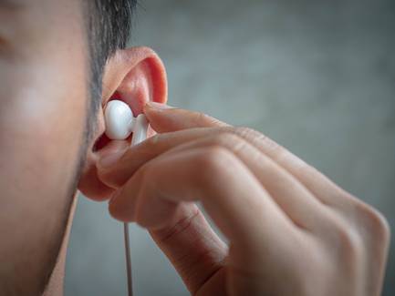 Fones de ouvido prejudicam a audição? Especialista responde