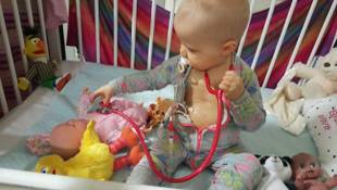 Sintoma de leucemia infantil: mãe faz alerta sobre sinal atípico da filha
