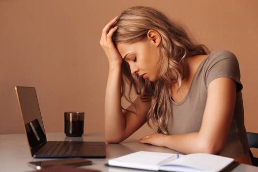 Perda de produtividade no período menstrual: como as cólicas afetam a rotina das mulheres