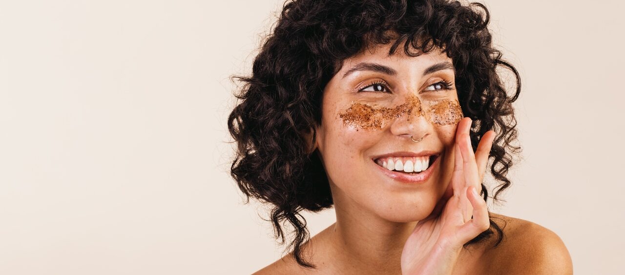 Sangue de menstruação no rosto