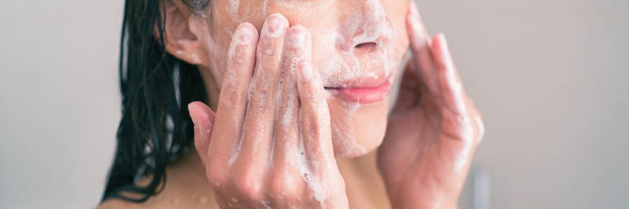 Shampoo anticaspa para acne: afinal, a trend do TikTok funciona?