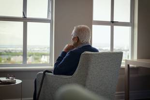 Viver sozinho e infeliz envelhece tanto quanto fumar, aponta pesquisa