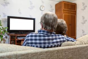 Problemas do sono em idosos têm relação com hábito de assistir TV