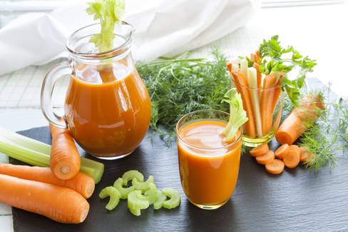 Suco de cenoura com salsão emagrece? Conheça a bebida
