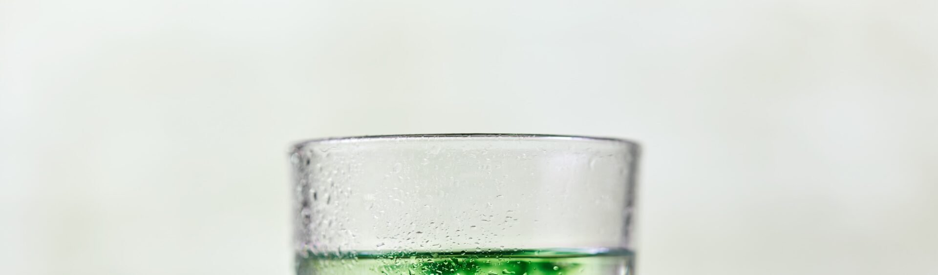 Água com clorofila queima gordura da barriga