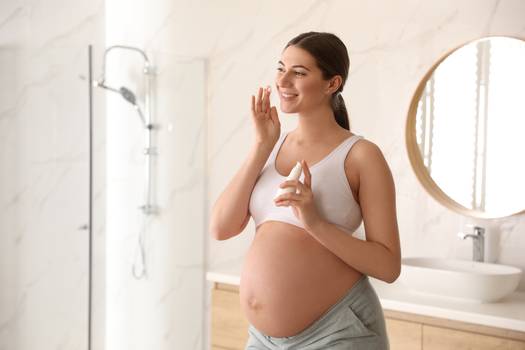 Skincare para grávidas: cuidados, riscos e ativos contraindicados