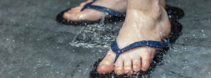 Tomar banho de chinelo ou descalço? Especialistas tiram dúvidas