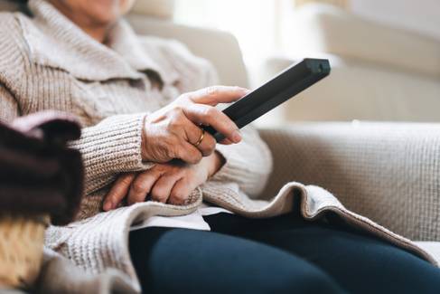 Ver televisão pode aumentar o risco de demência em idosos, diz pesquisa