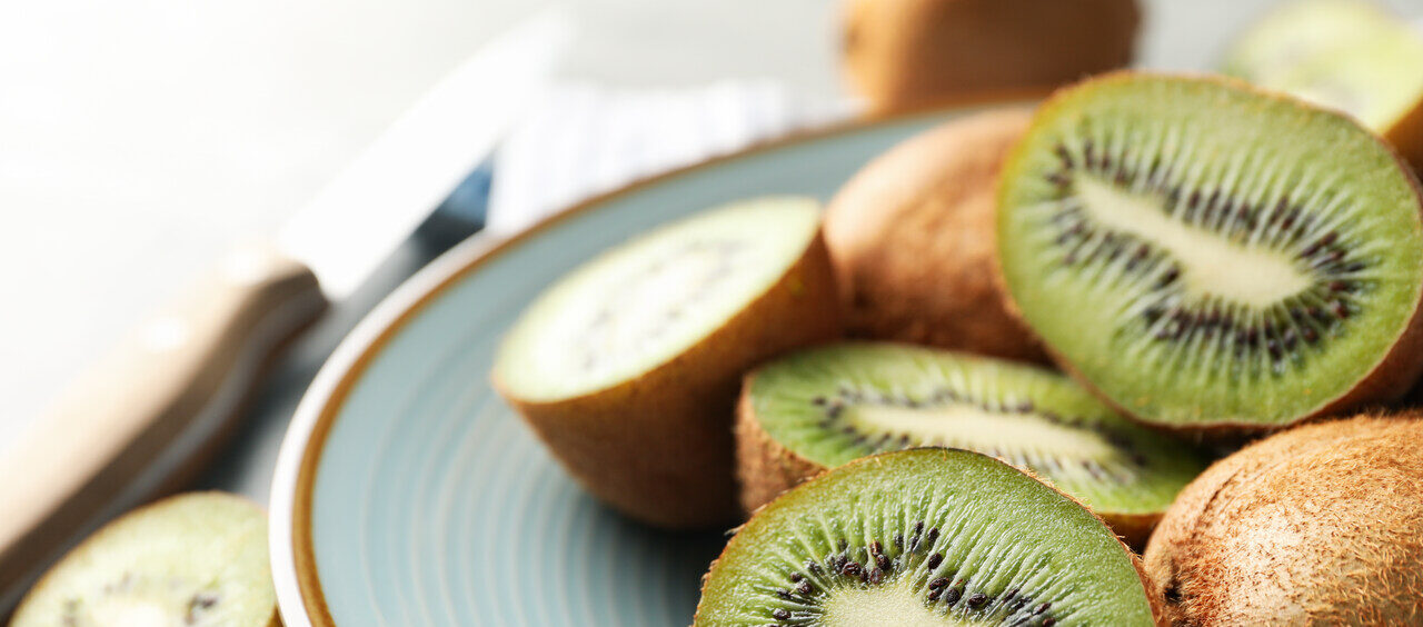 foto de um prato com kiwis cortados ao meio