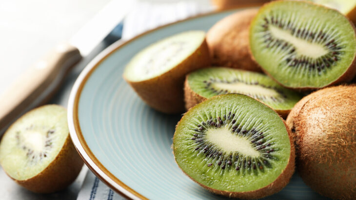 foto de um prato com kiwis cortados ao meio