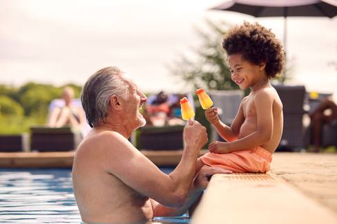 Entrar na piscina (ou no mar) depois de comer faz mal?