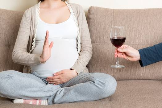 Taça de vinho na gravidez: bebida pode alterar estrutura cerebral do bebê