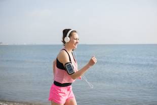 Correr na praia: benefícios e como começar